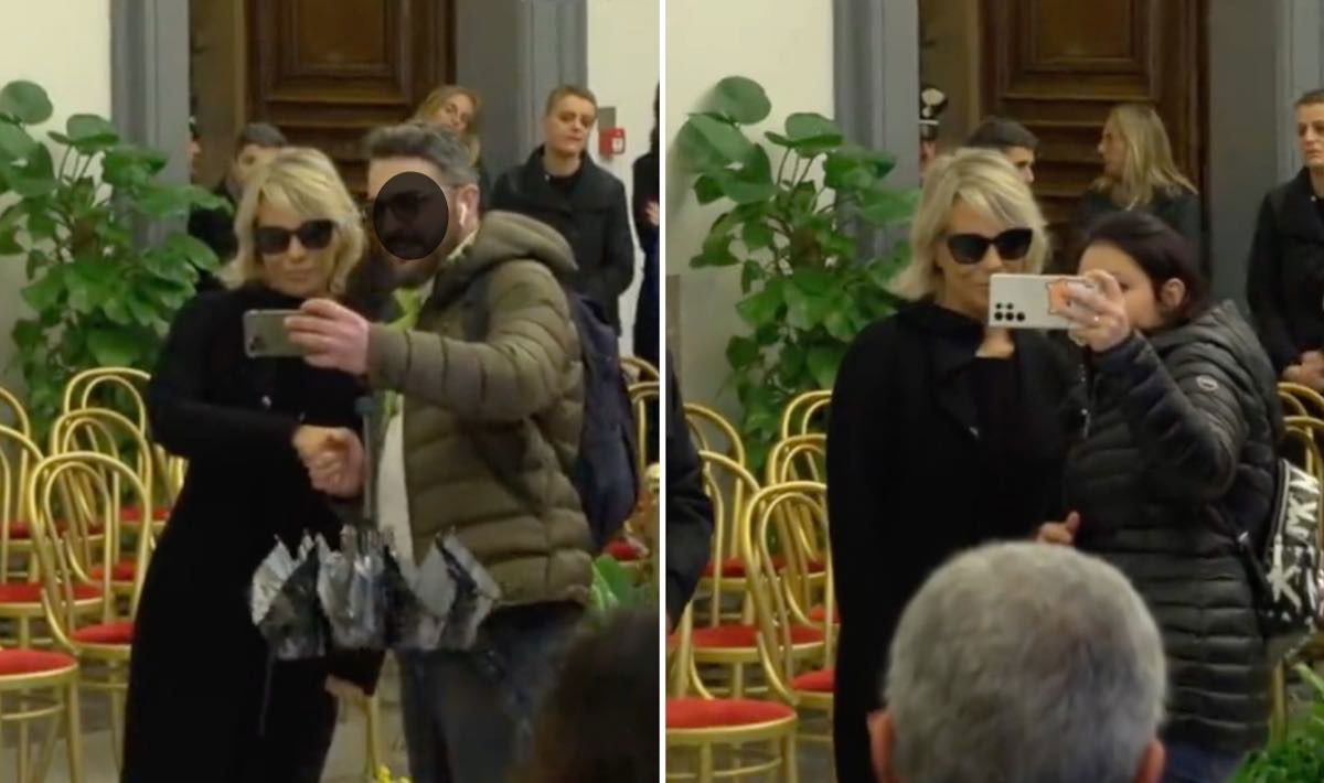 “Sono in treno con il tizio che ha chiesto il selfie a Maria De Filippi…”, il racconto (agghiacciante) di uno scrittore article-post