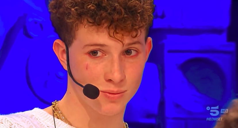 Amici 22, Wax “svela” il mistero della cicatrice e parla di Angelina Mango preview