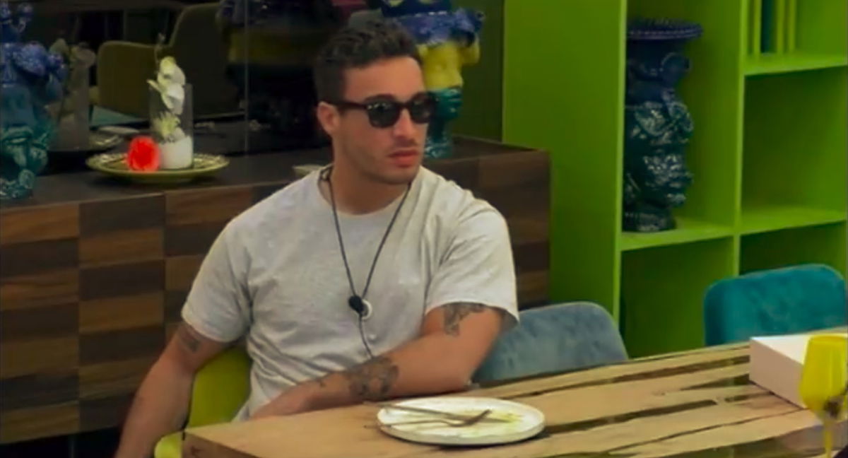 “Pomezia? Non so neppure dov’è!”, Antonino parla di Ginevra al GF Vip dopo il messaggio aereo – VIDEO article-post