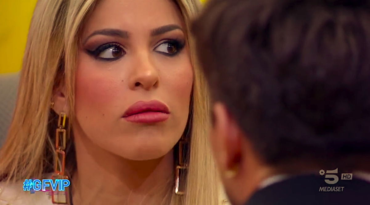 Signorini “sospende” il giudizio su Oriana al GF Vip: “Divide il pubblico” article-post