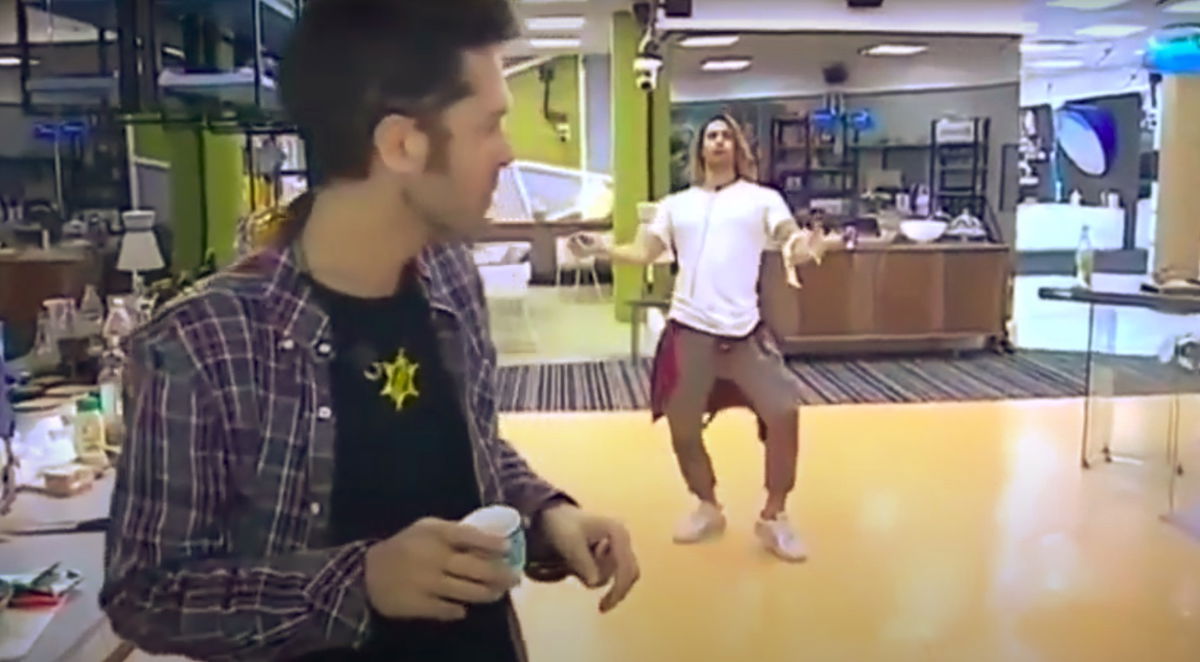 “Batti le mani schiocca le dita”, la canzone di Onestini al GF Vip: il tormentone della seconda edizione con Tonon – VIDEO article-post