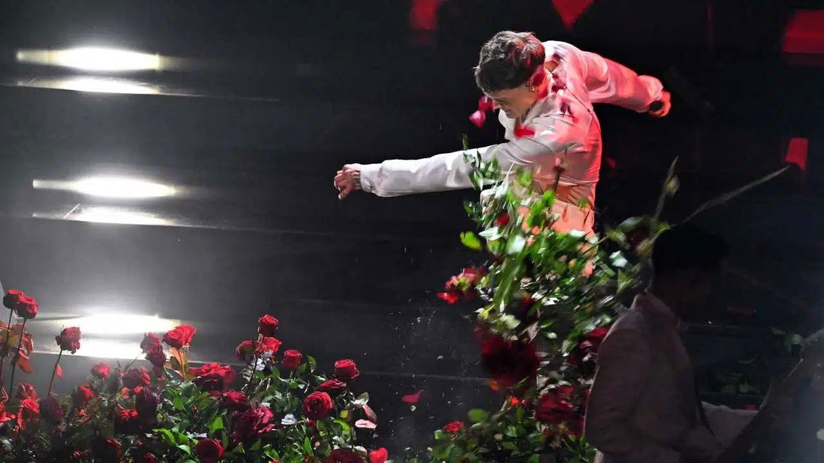 Blanco non sente e spacca la scenografia a Sanremo 2023, tutto organizzato? Parla Amadeus: “Cosa doveva fare con i fiori” article-post