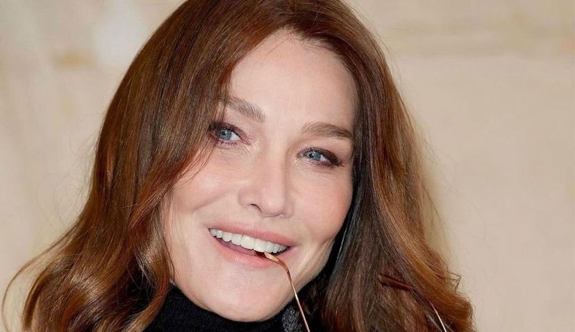 Carla Bruni a Sanremo 2023, la curiosità sull’abito di Versace: marito, figli e vita privata preview