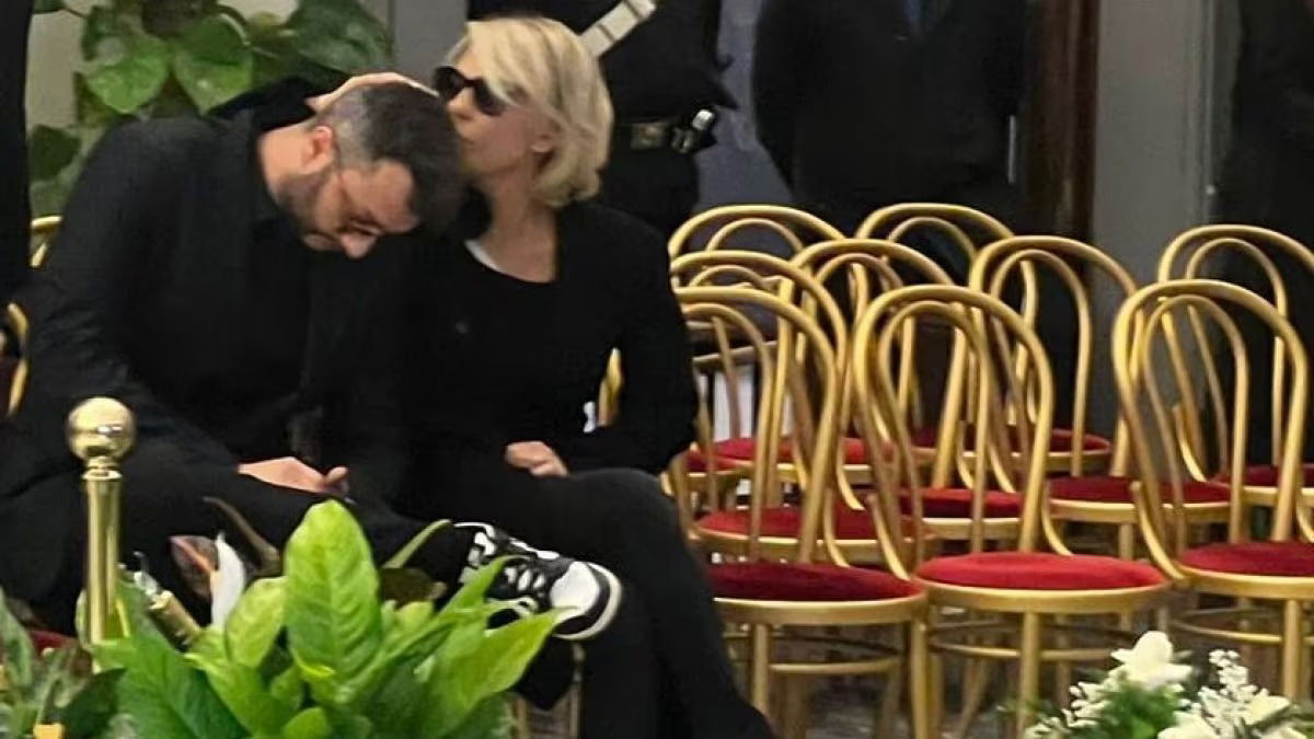 Camera ardente Maurizio Costanzo, l’ultimo saluto di Maria De Filippi e il figlio Gabriele: i volti noti presenti – VIDEO article-post