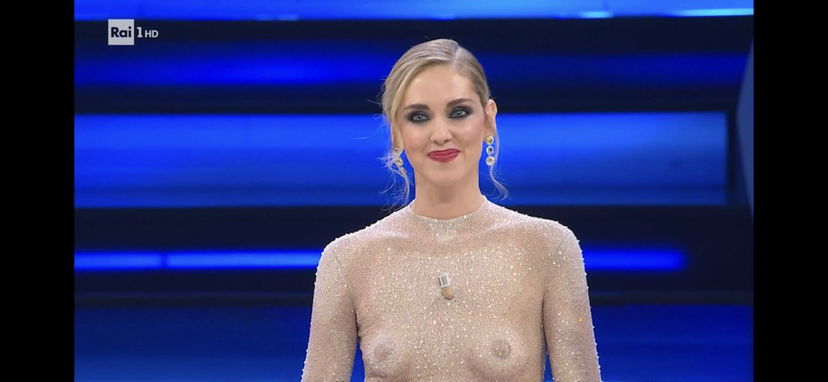 Chiara Ferragni, il monologo a Sanremo 2023, il vestito sconvolge: “Non sono nuda!” preview