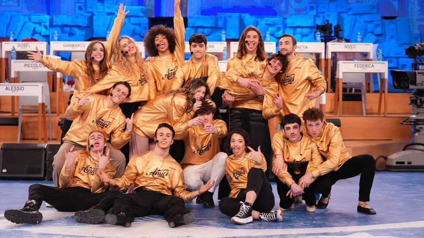 Amici 22, il fratello di un concorrente in gara pronto a debuttare come cantante preview