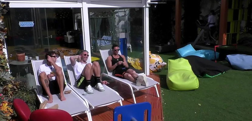 “Quattro concorrenti con il cellulare”, ex del Grande Fratello Vip senza freni preview