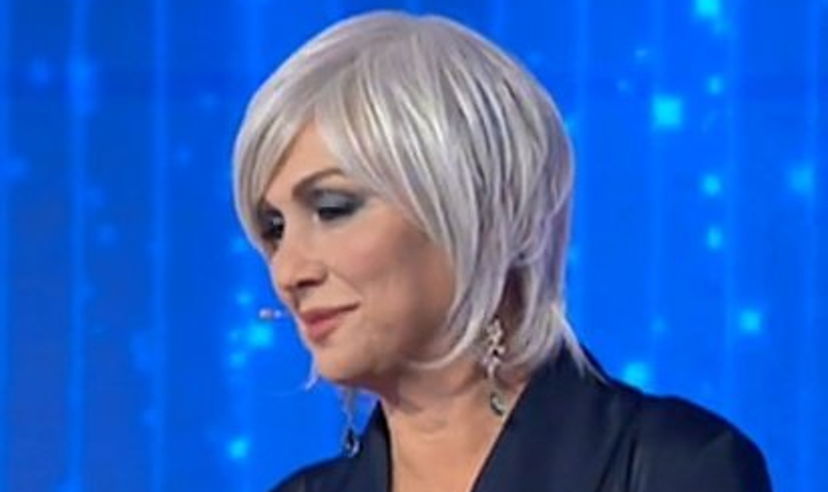 Serale Amici 22, perché Alessandra Celentano porta una parrucca? La verità e le controipotesi social preview