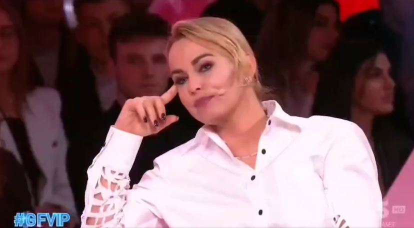 Sonia Bruganelli colta con le ‘mani nel sacco’? Il web la ‘smaschera’ dopo le sue parole al GF Vip preview