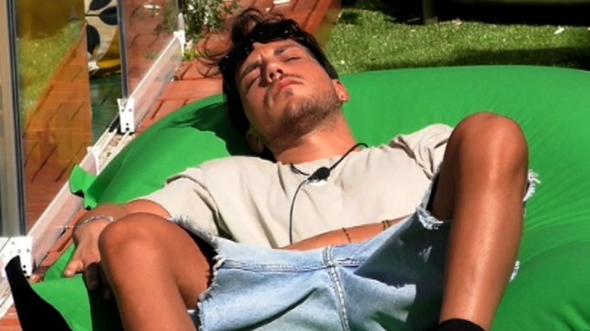 “False liti per coprire ciò che sei”, ex Vippona contro Daniele dopo l’ennesima discussione con Oriana article-post