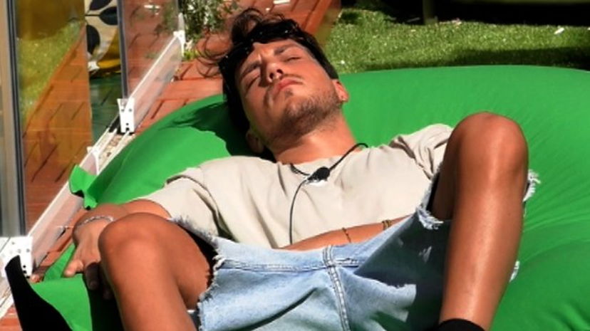 “False liti per coprire ciò che sei”, ex Vippona contro Daniele dopo l’ennesima discussione con Oriana preview