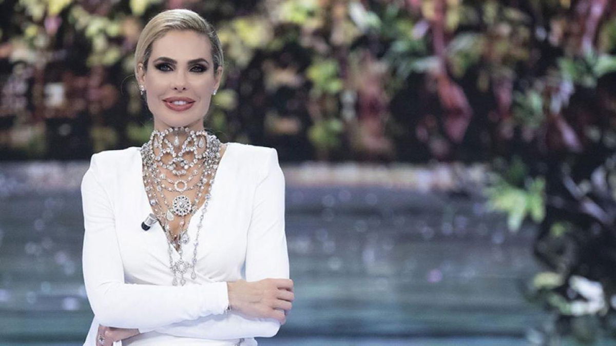 Nuovi concorrenti all’Isola dei Famosi: ex vippona con il figlio? Lei interviene e fa chiarezza con un video article-post