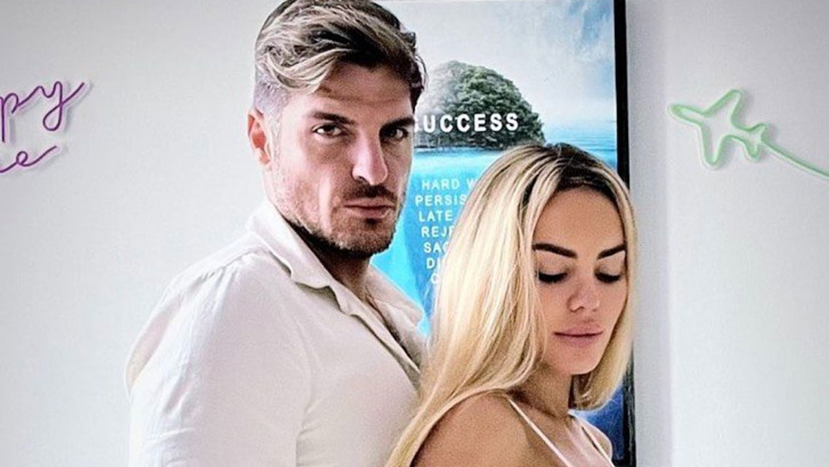 Elena Morali finge di essere incinta: lo ‘scherzo’ social non piace ai follower article-post