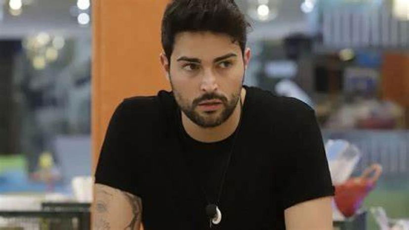 Davide Donadei dopo le foto shock, la verità sulla ex fidanzata Chiara Rabbi: “Ci siamo baciati e dopo ho spaccato tutto!” preview