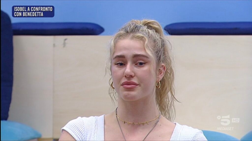 Eliminato Amici 22, incidente per Isobel costretta ad uscire: il gesto di Maria, anticipazioni e spoiler 29 aprile preview