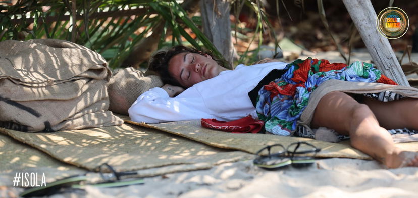 Malore per Helena Prestes all’Isola: “Delirava in portoghese ed ha vomitato”, cosa è accaduto preview