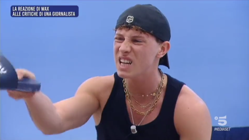 Amici 22, l’ira di Wax alle critiche di una giornalista: Maria De Filippi interviene preview