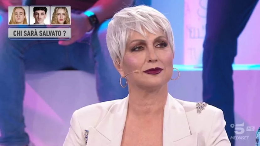 Perché Alessandra Celentano porta una parrucca al serale di Amici 22? Ecco il motivo preview
