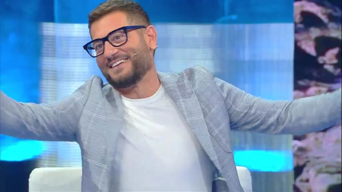 Enrico Papi, tensioni con Ilary Blasi? “E’ accaduto durante la pubblicità”, la verità sul ruolo di opinionista all’Isola article-post