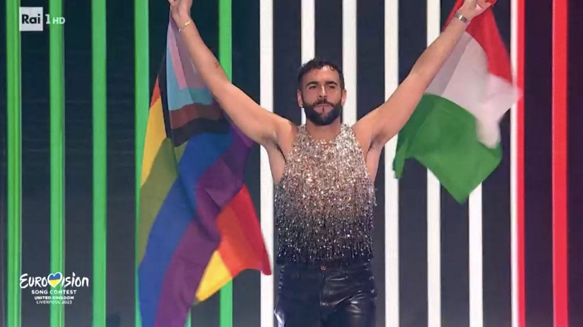 Eurovision 2023, Marco Mengoni sul palco con la bandiera rainbow vince il premio della critica – VIDEO article-post
