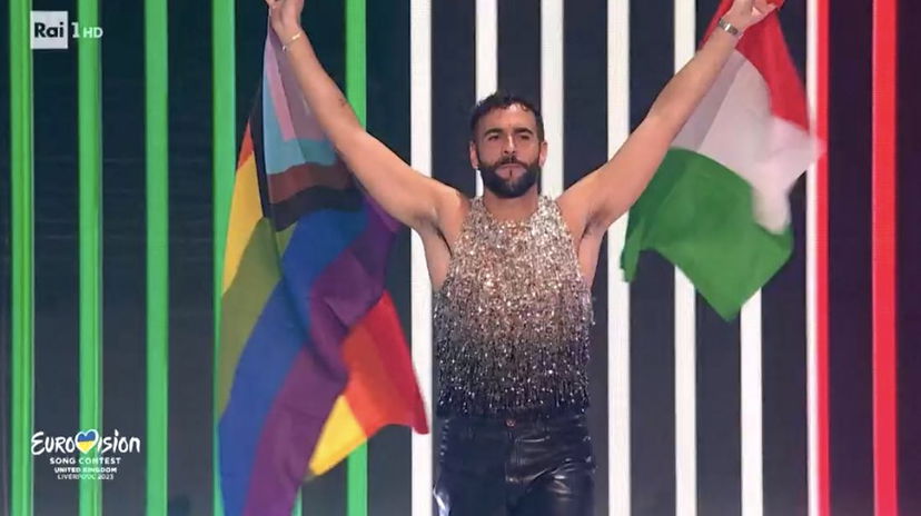 Eurovision 2023, Marco Mengoni sul palco con la bandiera rainbow vince il premio della critica – VIDEO preview
