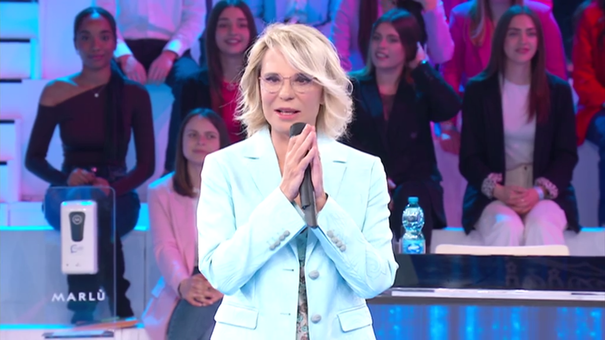 Lavorare con Maria De Filippi, storici autori di Amici svelano com’è: “Bello ma…” article-post