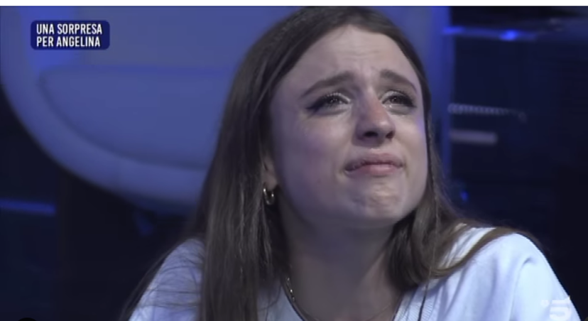 Angelina piange per la lettera della mamma ad Amici 22: le parole sul padre Mango morto 10 anni fa preview
