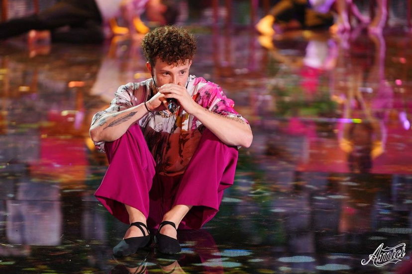 Wax di Amici 22, vero nome e cicatrice sul viso: tatuaggio o taglio? preview