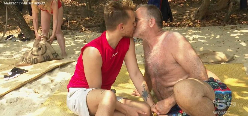 Isola dei Famosi, ex naufrago commenta il bacio tra Cecchi Paone e Simone: “Mi suscita disagio” preview