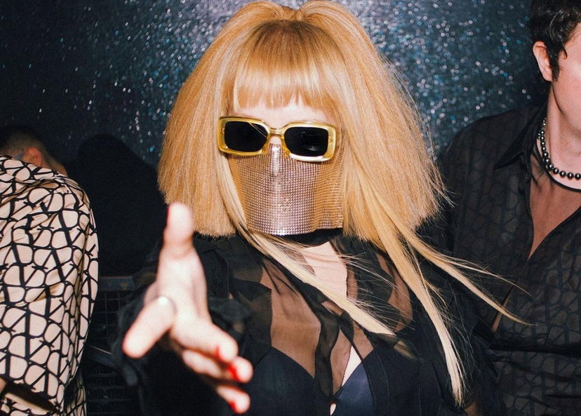 Myss Keta svela chi l’ha vista senza maschera e cosa ne pensa del governo Meloni e di Elly Schlein preview