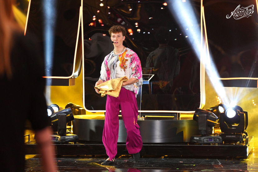 Wax vince Amici 22? Chi è: vero nome, legame con i genitori e inediti preview