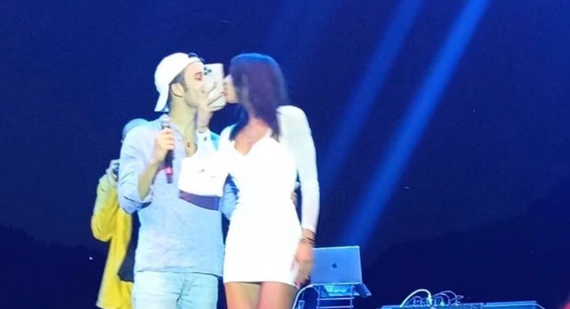 Edoardo Donnamaria canta per Antonella Fiordelisi e lei sale sul palco: “Me la sto facendo sotto!” – VIDEO preview