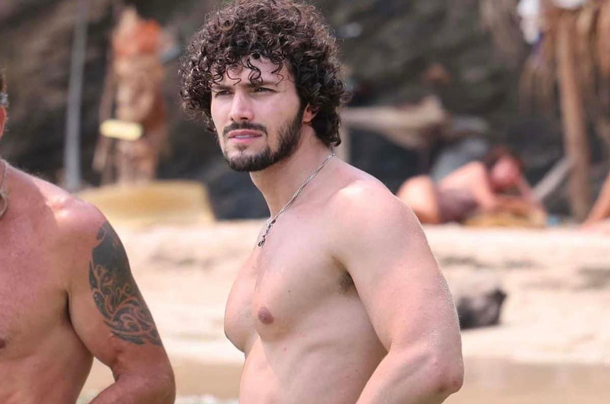 “Bagno con Helena nud*!”, i retroscena di Sainato: cosa succedeva tra i naufraghi dell’Isola al cambio batteria article-post