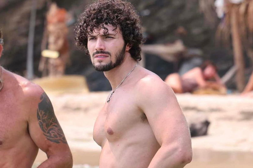 “Bagno con Helena nud*!”, i retroscena di Sainato: cosa succedeva tra i naufraghi dell’Isola al cambio batteria preview