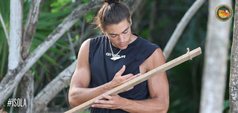 Isola dei Famosi, Luca Vetrone svela un retroscena: “L’ho vista dietro al totem…”, di chi parla e cosa è successo preview