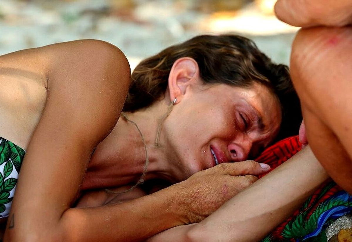 Isola dei Famosi, Helena piange dopo la morte di Berlusconi: la strana reazione insospettisce il web article-post