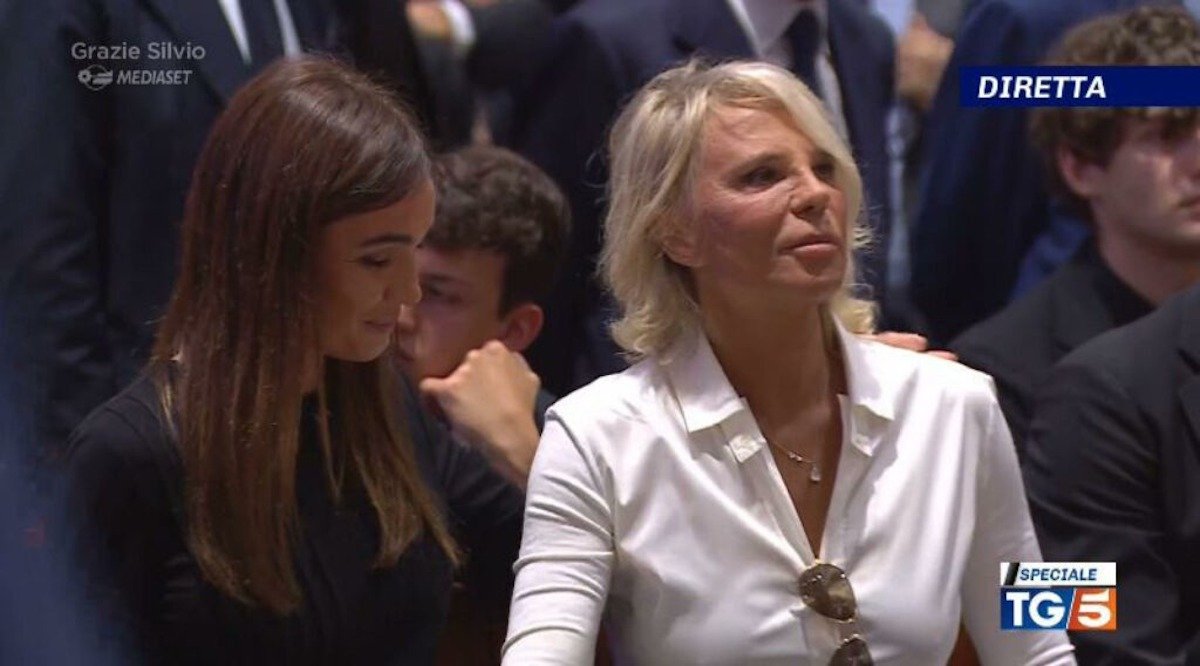 Funerali Berlusconi: Maria De Filippi vestita di bianco