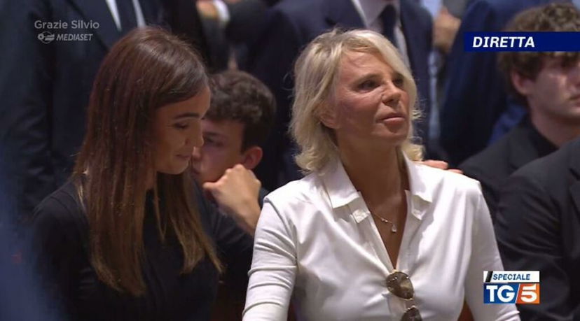 Funerali Berlusconi: perché Maria De Filippi è vestita di bianco, il video virale preview
