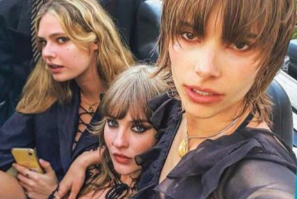 Bacio tra Victoria De Angelis e la fidanzata: relax per i Maneskin - FOTO