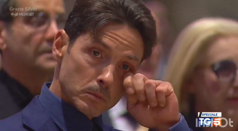 Pier Silvio dopo il funerale di Berlusconi torna in azienda e fa un discorso ai dipendenti di Mediaset: “Vi amo, siete un pezzo della mia vita!” preview