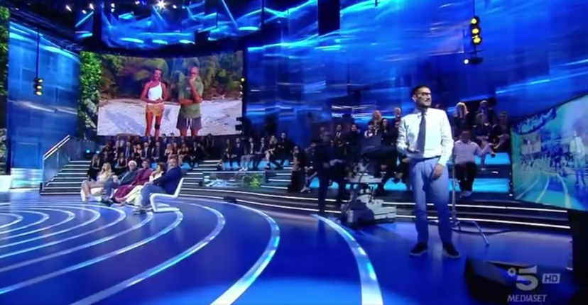 “Siediti”, il regista rimprovera Enrico Papi in diretta all’Isola dei Famosi: ecco per quale motivo – VIDEO preview