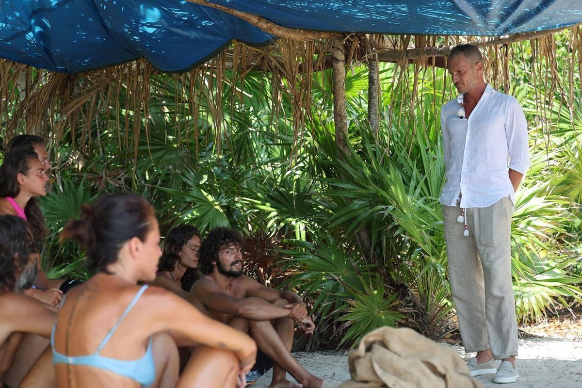 L’Isola salta per la morte di Berlusconi: come i naufraghi hanno appreso la notizia, la reazione di Helena article-post