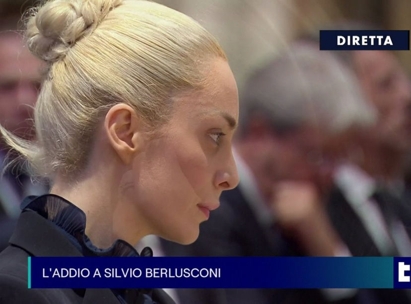 Marta Fascina, moglie di Berlusconi piange ai funerali: accanto a chi era seduta preview