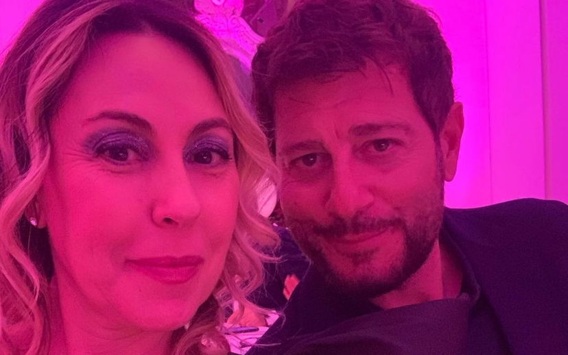 Enrico Papi è fluido, tradimenti e rapporti con la moglie: “la fedeltà non esiste” preview