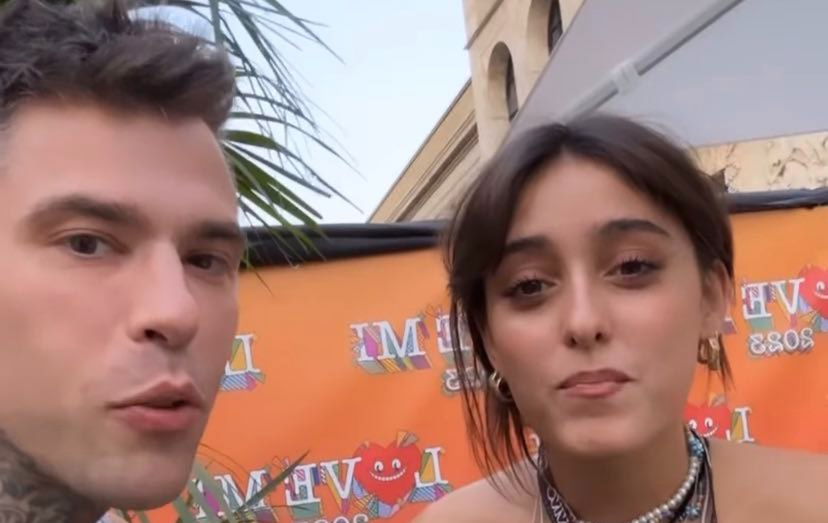 Giulia Stabile dopo l’addio a Sangiovanni sul palco del LoveMi: la gag che imbarazza Fedez – VIDEO preview