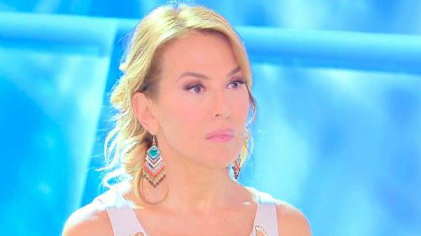 “Adesso basta!”, Barbara d’Urso è una furia contro Mediaset: “Lasciata a casa senza preavviso, rabbia e dolore” preview