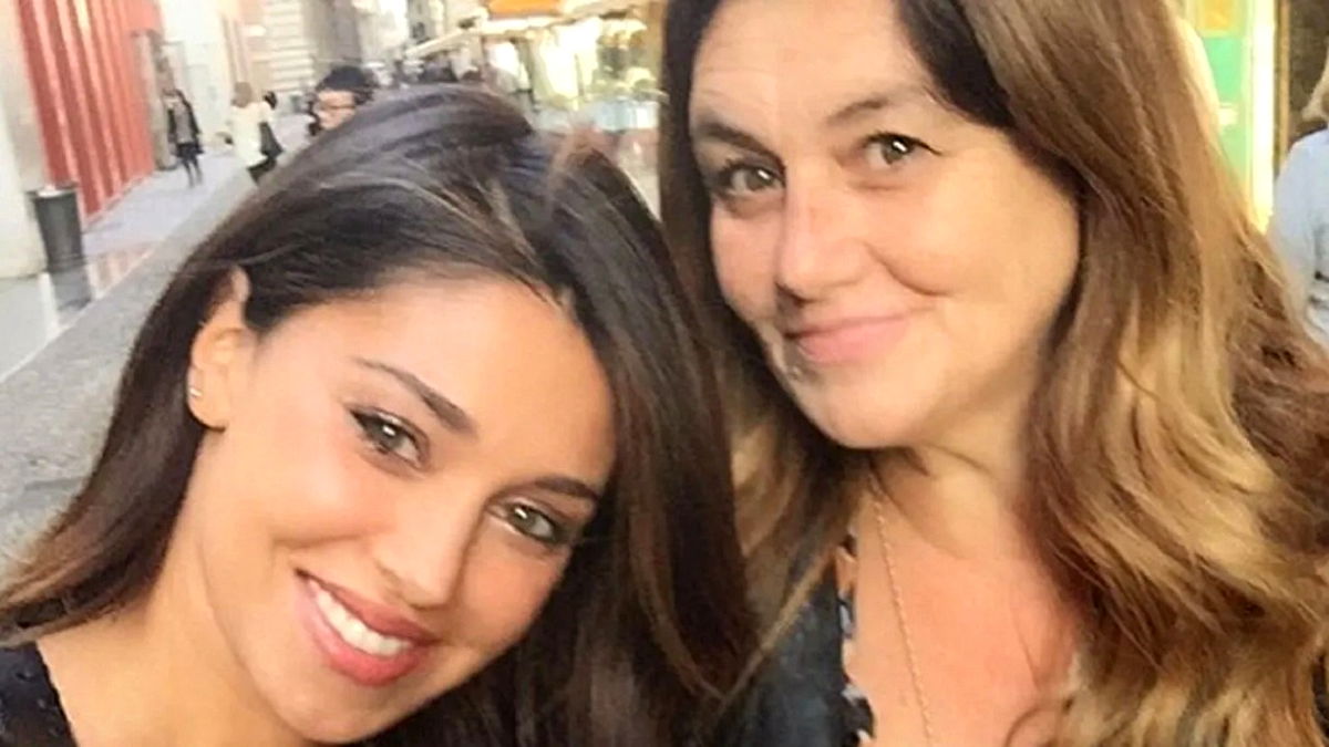 La Mamma Di Belen Rodriguez Condivide Le Corna Frecciata A Stefano 