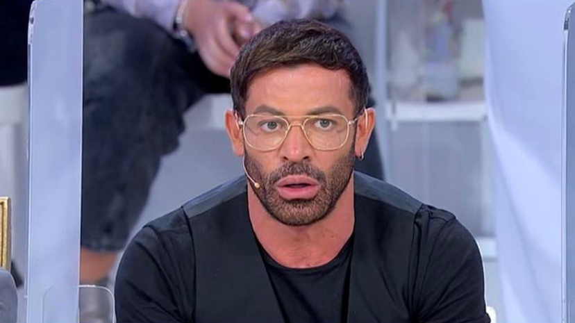 Gianni Sperti lascia Uomini e Donne? Ecco la sua “strana” risposta: “Se le cose sono cambiate non posso saperlo…” preview