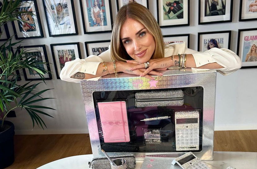 Chiara Ferragni, Selvaggia Lucarelli sgama il clamoroso scivolone sulla collezione scuola: l’influencer correi ai ripari preview