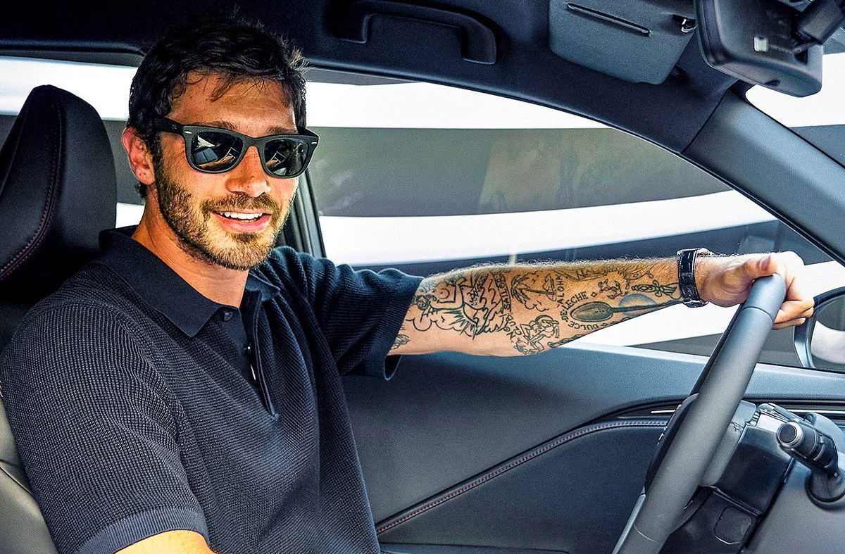 “Dimmi, amore”: Stefano De Martino in barca con una misteriosa donna, chi è? Spunta una voce article-post